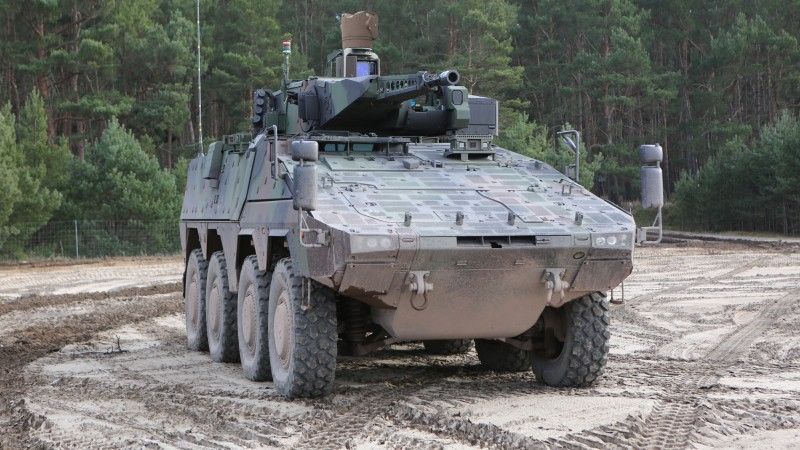 Kołowy bojowy wóz piechoty Boxer z systemem wieżowym RCT30 określany mianem Szakala.
