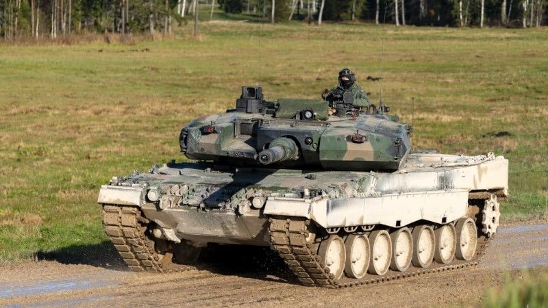 Polski Leopard 2PL podczas ćwiczeń w Estonii. Czołg został wyposażony w elementy systemu symulacyjnego Gamer od firmy Saab.