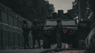 Żołnierze 20. Bartoszyckiej Brygady Zmechanizowanej na granicy w ramach operacji Bezpieczne Podlasie. Przemieszczają się oni za pomocą pojazdu rozpoznawczego Legwan.