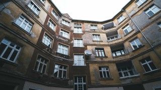 kamienica ze zniszczoną elewacją