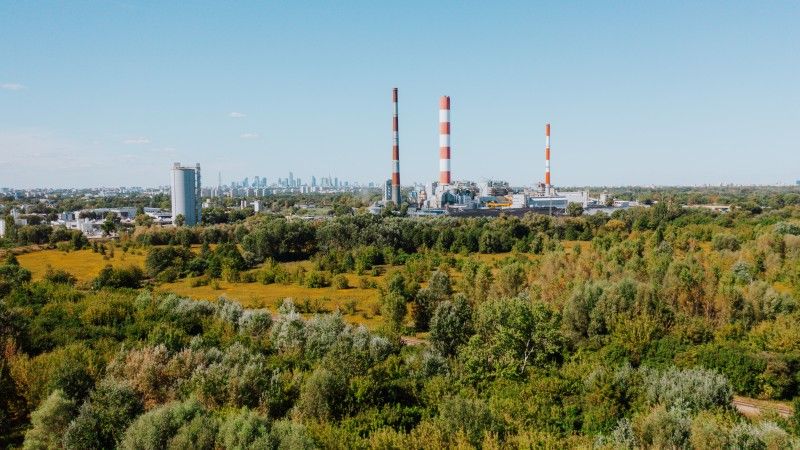 Widok z daleka na elektrociepłownię Siekierki