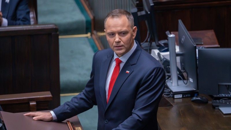 Prezydent Karol Nawrocki stwierdził, że projekt ustawy wdrażającej Akt o usługach cyfrowych zawiera zapisy ograniczające wolność słowa. Zaapelował przy tym o udział w wysłuchaniu publicznym.