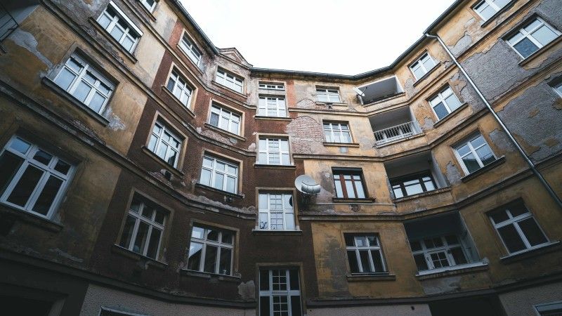 kamienica ze zniszczoną elewacją