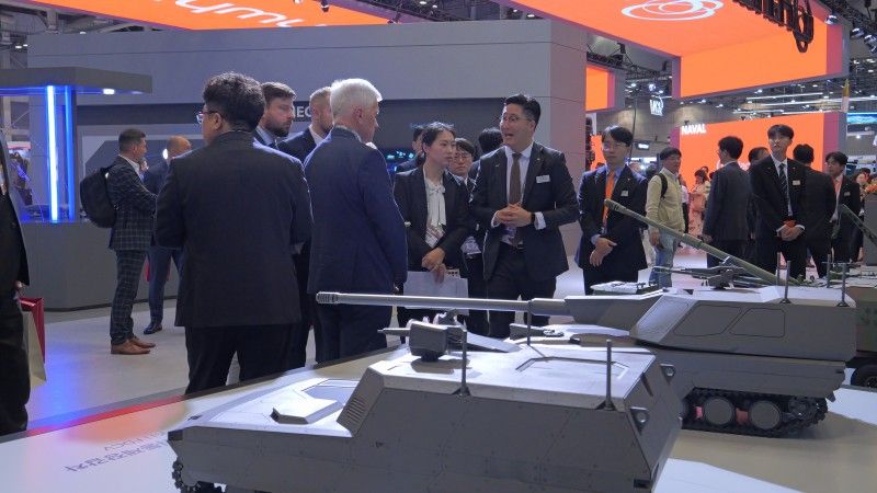 Podczas targów ADEX 2025 Hanwha Aerospace pokazała w formie modeli kilka rozwiązań w dziedzinie artylerii lufowej. Wśród nich było właśnie "kołowe K9".