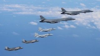 Amerykańskie bombowce B-1B Lancer i myśliwce F-35B Lightning II w towarzystwie japońskich F-15J Eagle.