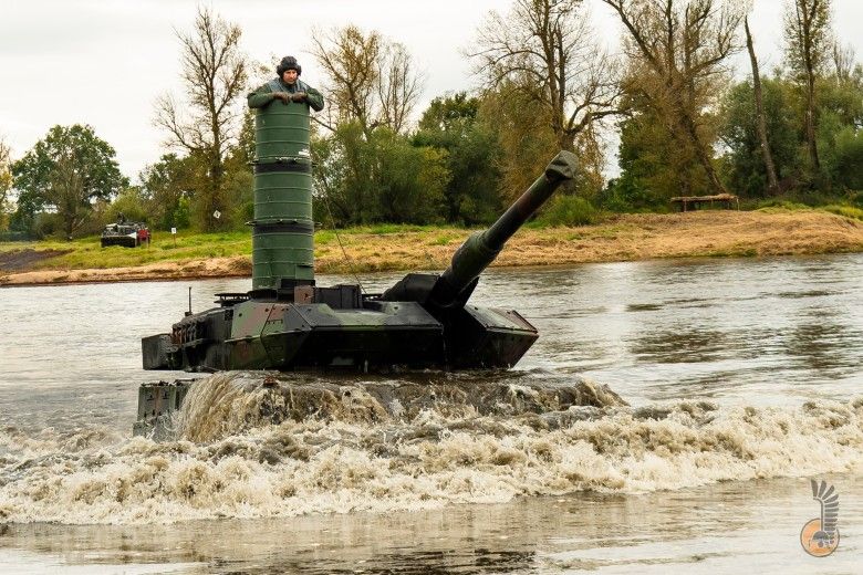 Czołg Leopard 2A5 podczas głębokiego brodzenia w ramach przygotowań do ćwiczeń Dzielny Bóbr-25.