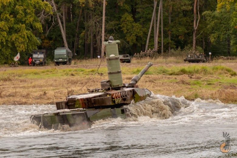 Czołg Leopard 2A5 podczas głębokiego brodzenia w ramach przygotowań do ćwiczeń Dzielny Bóbr-25.