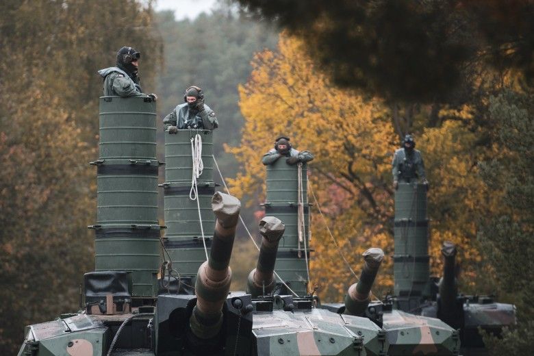 Czołgi Leopard 2PL podczas przygotowań do głębokiego brodzenia w ramach treningu do ćwiczeń Dzielny Bóbr-25.