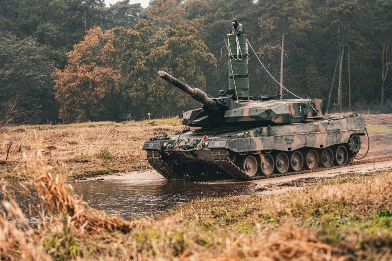 Czołg Leopard 2PL podczas rozpoczynania głębokiego brodzenia w ramach przygotowań do ćwiczeń Dzielny Bóbr-25.