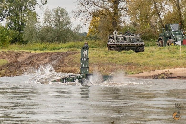 Czołg Leopard 2PL podczas głębokiego brodzenia w ramach przygotowań do ćwiczeń Dzielny Bóbr-25. Na brzegu zabezpiecza go wóz zabezpieczenia technicznego Bergepanzer 2.