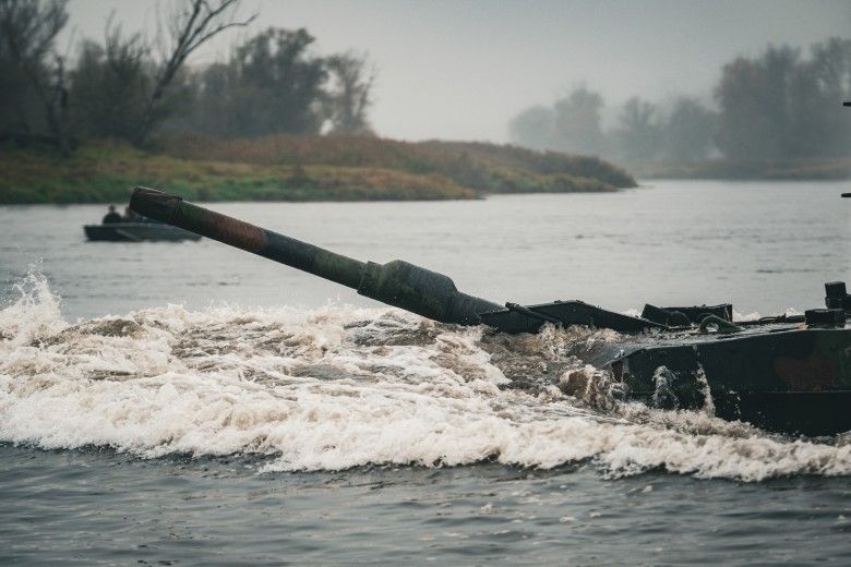 Czołg Leopard 2A5 podczas głębokiego brodzenia w ramach przygotowań do ćwiczeń Dzielny Bóbr-25.
