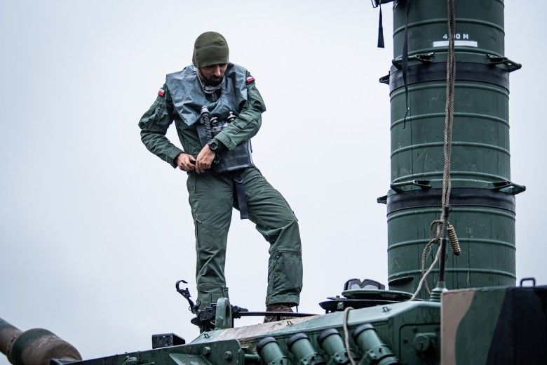 Czołgista przygotowujący się do pokonywania rzeki metodą głębokiego brodzenia na czołgu Leopard 2PL w ramach przygotowań do ćwiczeń Dzielny Bóbr-25.