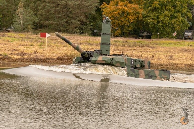 Czołg Leopard 2PL podczas głębokiego brodzenia w ramach przygotowań do ćwiczeń Dzielny Bóbr-25.