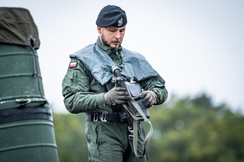 Czołgista przygotowujący się do pokonywania rzeki metodą głębokiego brodzenia na czołgu Leopard 2PL w ramach przygotowań do ćwiczeń Dzielny Bóbr-25.