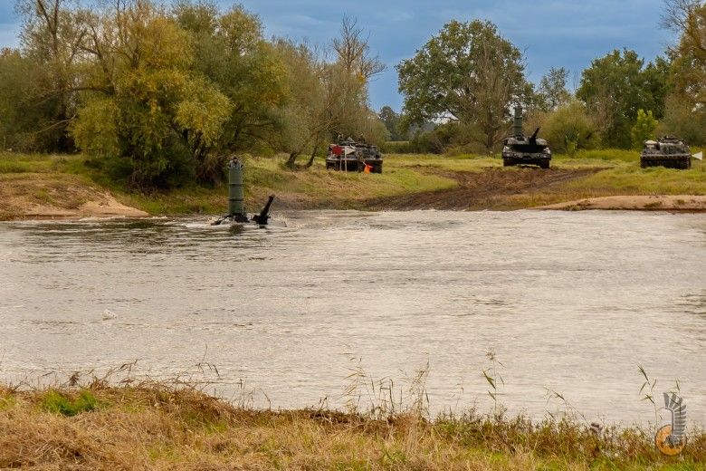 Czołg Leopard 2A5 podczas głębokiego brodzenia w ramach przygotowań do ćwiczeń Dzielny Bóbr-25.