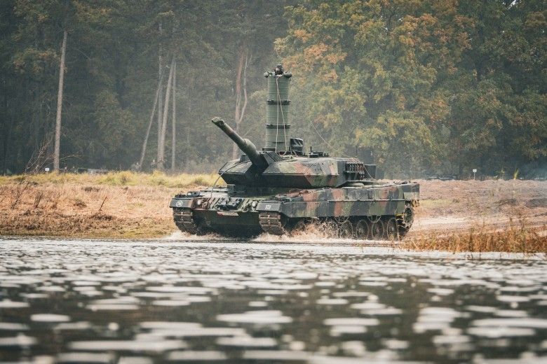 Czołg Leopard 2A5 podczas głębokiego brodzenia w ramach przygotowań do ćwiczeń Dzielny Bóbr-25.