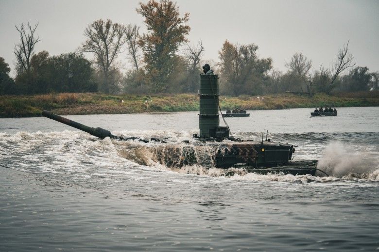 Czołg Leopard 2A5 podczas głębokiego brodzenia w ramach przygotowań do ćwiczeń Dzielny Bóbr-25.