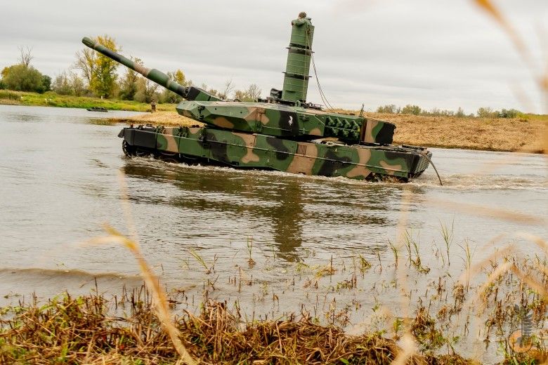 Czołg Leopard 2PL podczas głębokiego brodzenia w ramach przygotowań do ćwiczeń Dzielny Bóbr-25.
