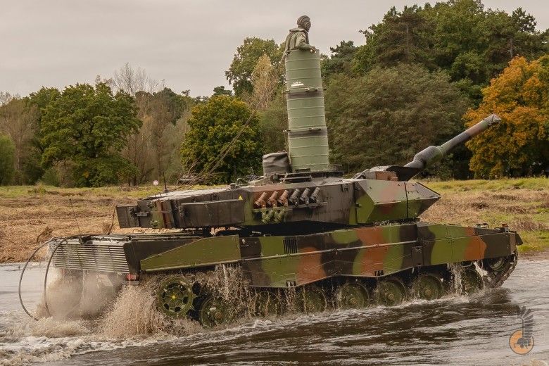 Czołg Leopard 2A5 podczas głębokiego brodzenia w ramach przygotowań do ćwiczeń Dzielny Bóbr-25.