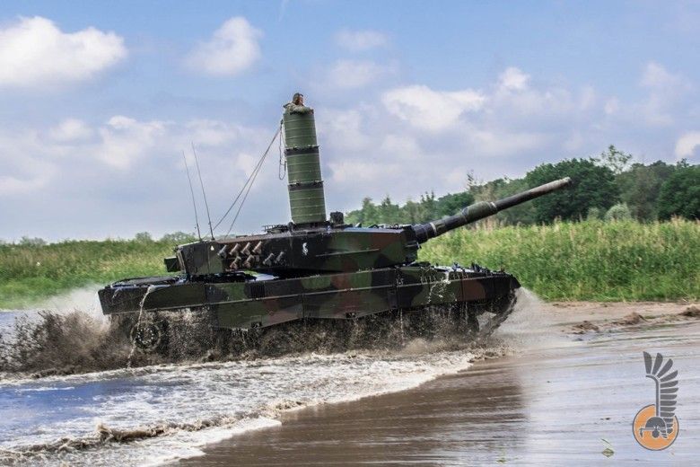 Czołg Leopard 2A4 podczas głębokiego brodzenia w ramach przygotowań do ćwiczeń Dzielny Bóbr-25.