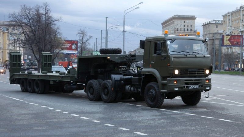 Rosyjski ciągnik siodłowy KamAZ-65225 wraz z naczepą.
