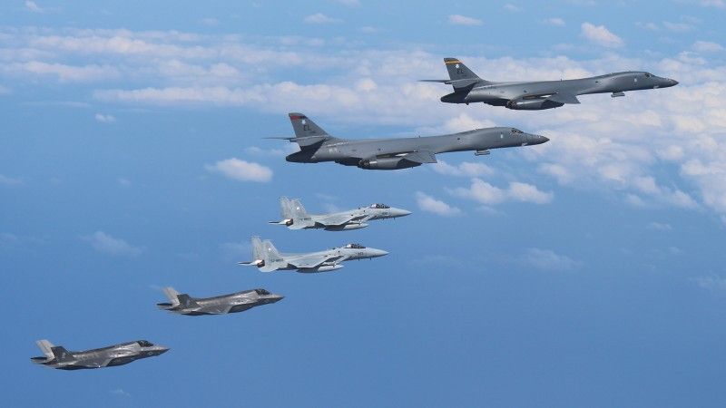 Amerykańskie bombowce B-1B Lancer i myśliwce F-35B Lightning II w towarzystwie japońskich F-15J Eagle.
