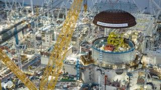 Montaż kopuły na budynku reaktora Hinkley Point 1