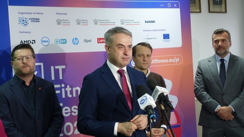 W warszawskim Technikum nr 7 (d. "Kolejówce") odbyło się zwieńczenie tegorocznej edycji IT Fitness Test. Wicepremier Gawkowski zaznaczył, że sprawdzian pokazuje rządzącym, co jeszcze trzeba poprawić w edukacji.