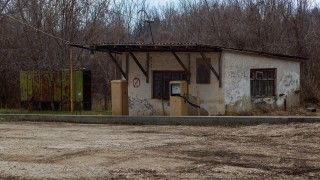 zniszczona, opusczona, stara stacja benzynowa