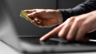 Spółka AIQLABS prowadząca serwis Supergrosz padła w piątek ofiarą cyberataku. Według firmy, hakerom udało się przechwycić wrażliwe dane - wśród nich numery PESEL czy hashe haseł.