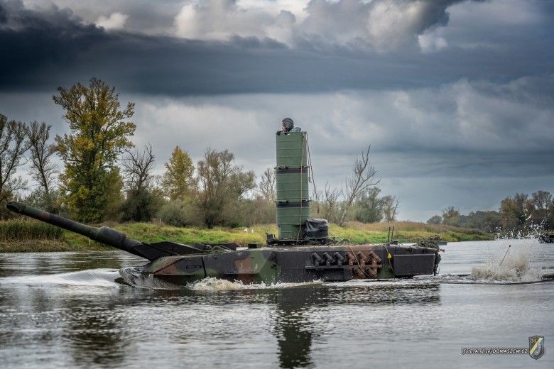 Czołg Leopard 2A5 podczas głębokiego brodzenia w ramach przygotowań do ćwiczeń Dzielny Bóbr-25.