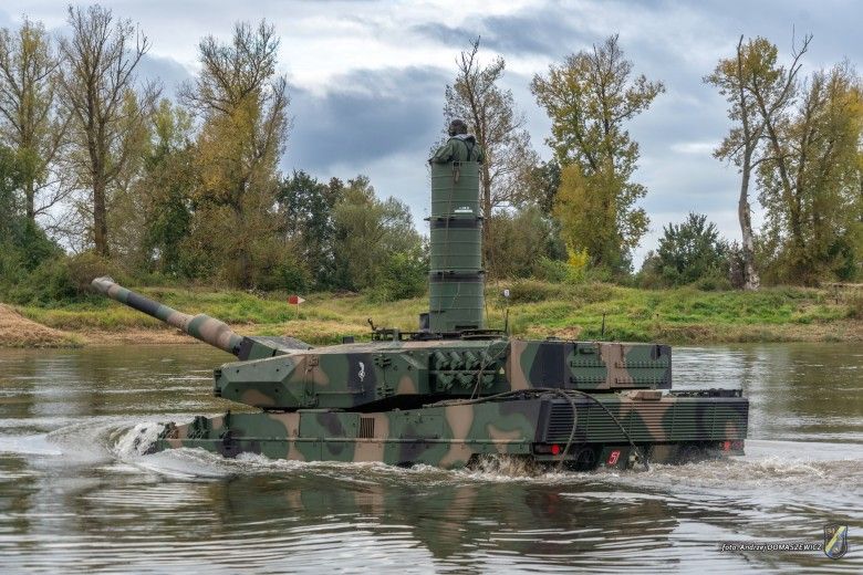 Czołg Leopard 2PL podczas rozpoczynania głębokiego brodzenia w ramach przygotowań do ćwiczeń Dzielny Bóbr-25.