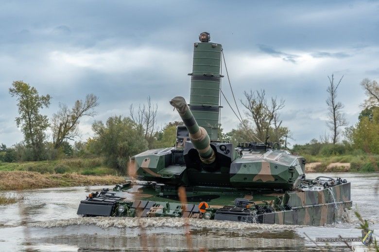 Czołg Leopard 2PL podczas rozpoczynania głębokiego brodzenia w ramach przygotowań do ćwiczeń Dzielny Bóbr-25.