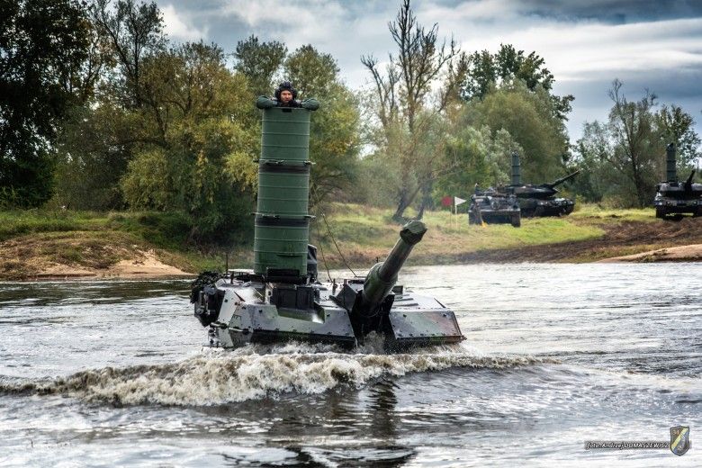 Czołg Leopard 2A5 podczas głębokiego brodzenia w ramach przygotowań do ćwiczeń Dzielny Bóbr-25.