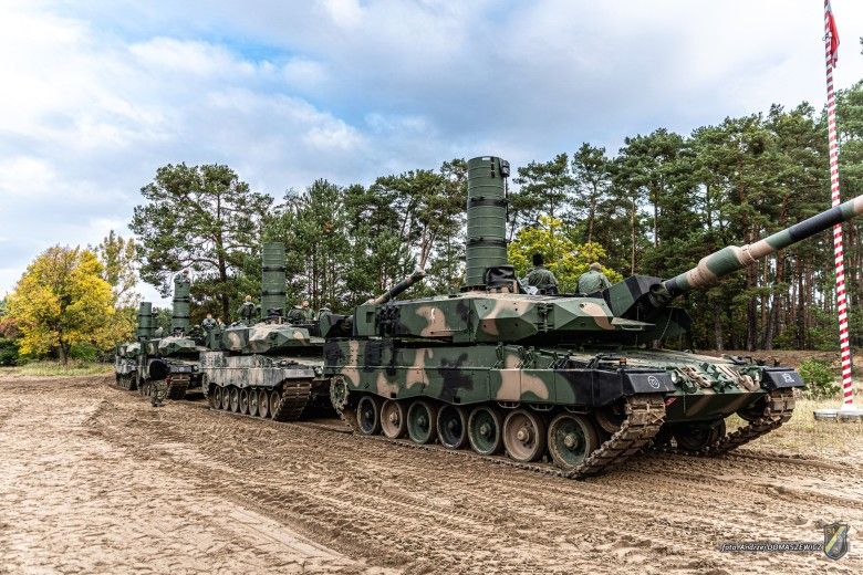 Czołgi Leopard 2PL podczas przygotowań do głębokiego brodzenia w ramach treningu do ćwiczeń Dzielny Bóbr-25.