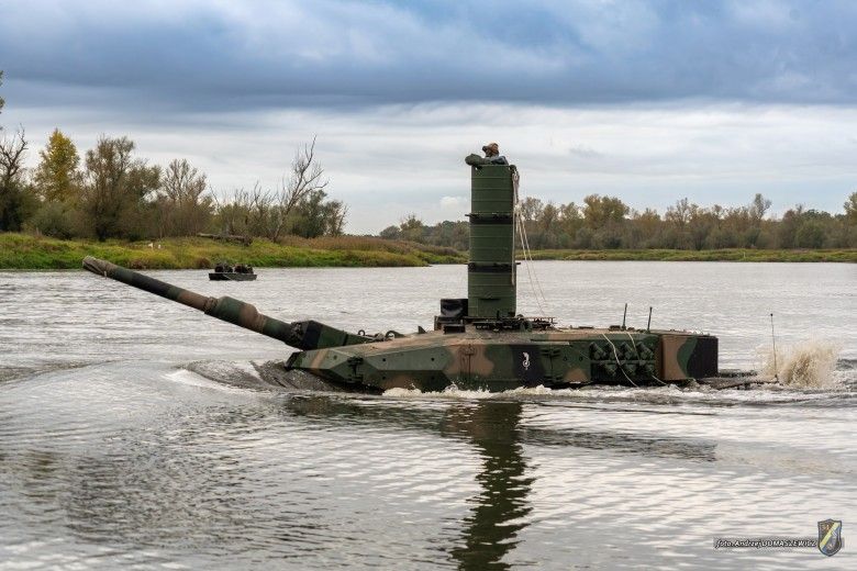 Czołg Leopard 2PL podczas głębokiego brodzenia w ramach przygotowań do ćwiczeń Dzielny Bóbr-25.