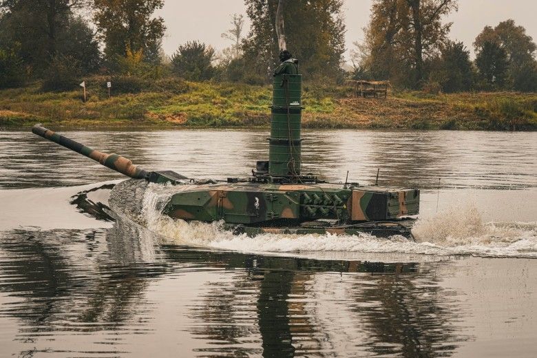 Czołg Leopard 2PL podczas głębokiego brodzenia w ramach przygotowań do ćwiczeń Dzielny Bóbr-25.
