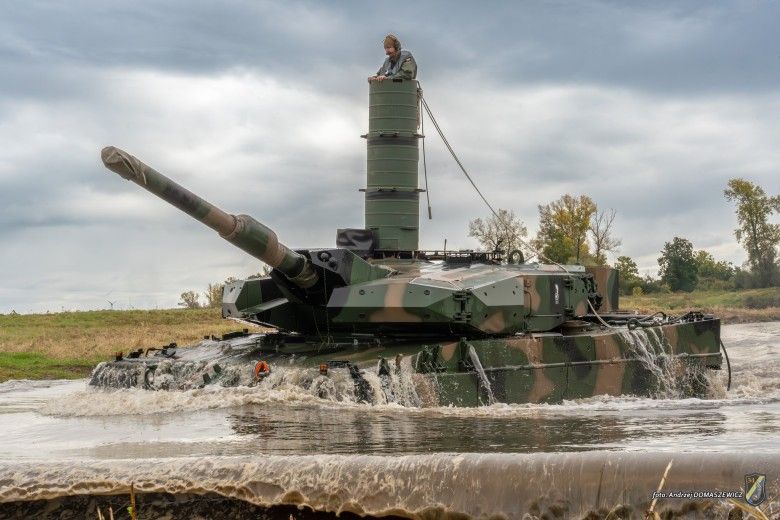 Czołg Leopard 2PL podczas rozpoczynania głębokiego brodzenia w ramach przygotowań do ćwiczeń Dzielny Bóbr-25.