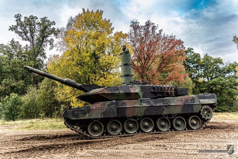 Czołg Leopard 2A5 podczas przygotowań do głębokiego brodzenia w ramach przygotowań do ćwiczeń Dzielny Bóbr-25.