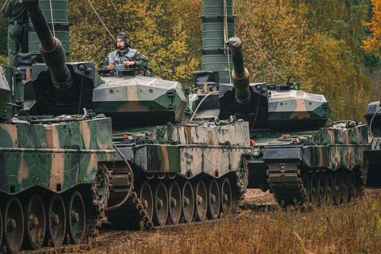 Czołgi Leopard 2PL podczas przygotowań do głębokiego brodzenia w ramach treningu do ćwiczeń Dzielny Bóbr-25.