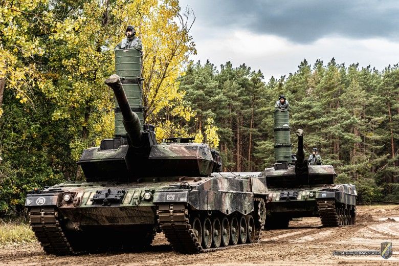 Czołgi Leopard 2A5 podczas przygotowań do głębokiego brodzenia w ramach przygotowań do ćwiczeń Dzielny Bóbr-25.