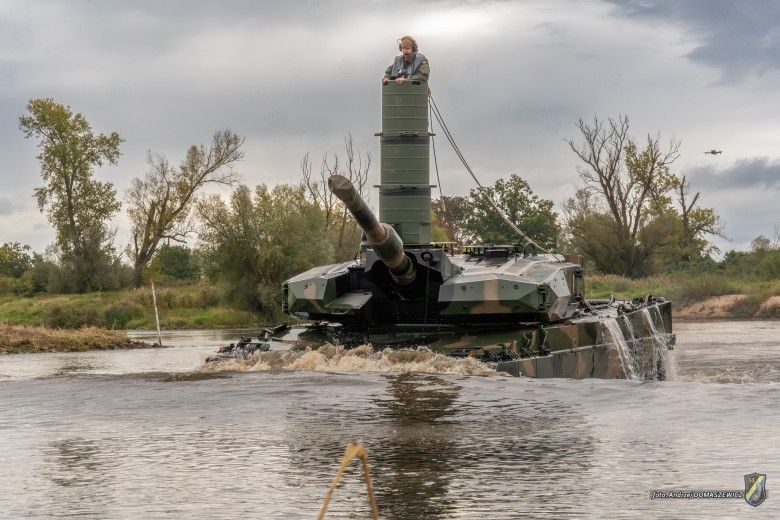 Czołg Leopard 2PL podczas rozpoczynania głębokiego brodzenia w ramach przygotowań do ćwiczeń Dzielny Bóbr-25.