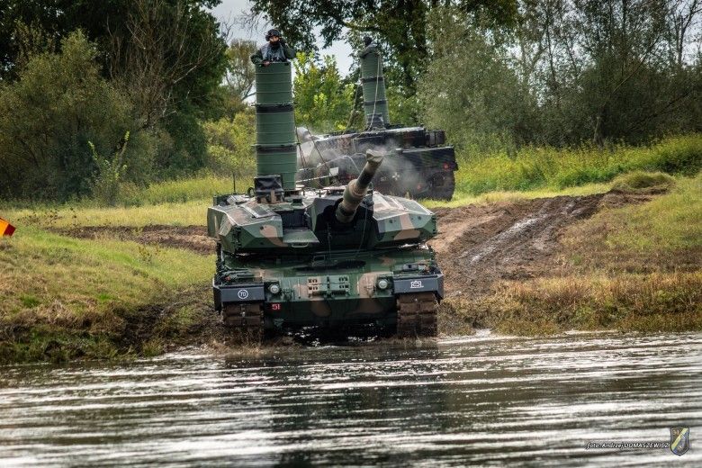 Czołg Leopard 2PL podczas rozpoczynania głębokiego brodzenia w ramach przygotowań do ćwiczeń Dzielny Bóbr-25.