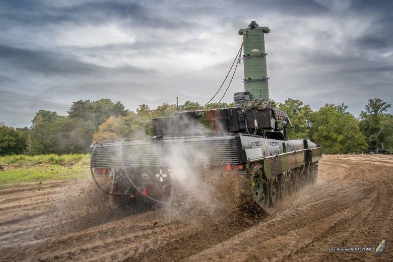 Czołg Leopard 2A5 podczas zakończenia głębokiego brodzenia w ramach przygotowań do ćwiczeń Dzielny Bóbr-25.