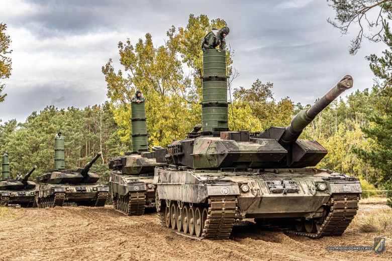 Czołg Leopard 2A5 podczas przygotowań głębokiego brodzenia w ramach przygotowań do ćwiczeń Dzielny Bóbr-25.