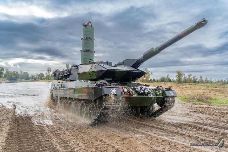 Czołg Leopard 2A5 podczas kończenia głębokiego brodzenia w ramach przygotowań do ćwiczeń Dzielny Bóbr-25.