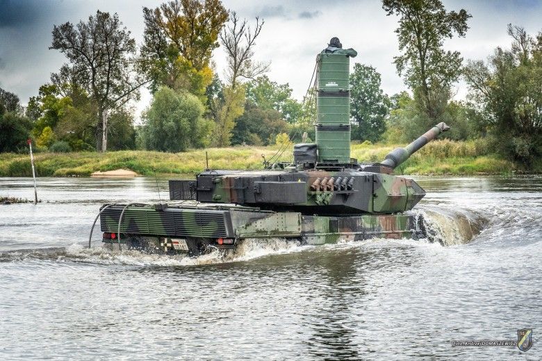Czołg Leopard 2A5 podczas głębokiego brodzenia w ramach przygotowań do ćwiczeń Dzielny Bóbr-25.