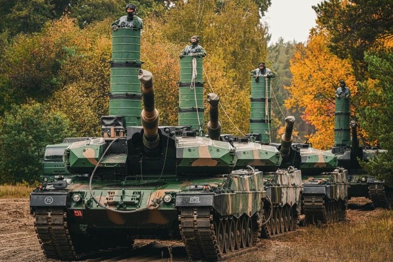 Czołgi Leopard 2PL podczas przygotowań do głębokiego brodzenia w ramach treningu do ćwiczeń Dzielny Bóbr-25.