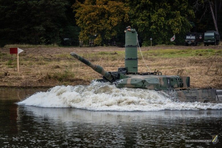 Czołg Leopard 2PL podczas rozpoczynania głębokiego brodzenia w ramach przygotowań do ćwiczeń Dzielny Bóbr-25.