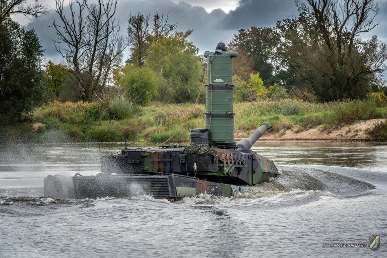 Czołg Leopard 2A5 podczas głębokiego brodzenia w ramach przygotowań do ćwiczeń Dzielny Bóbr-25.